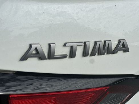 Used 2024 Nissan Altima 2.5 SR FWD image 11