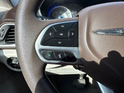 Used 2019 Chrysler Pacifica Touring Plus w/ Tire & Wheel Group FWD image 32
