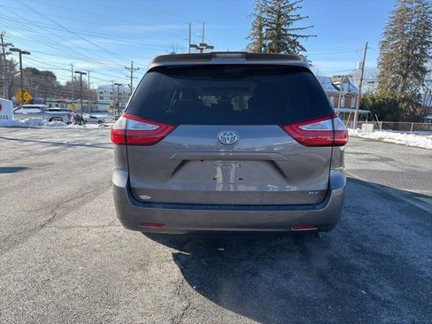 Used 2019 Toyota Sienna XLE image 7