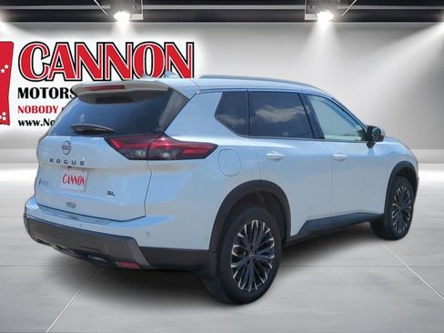 Used 2025 Nissan Rogue SL w/ Tech Package FWD image 5