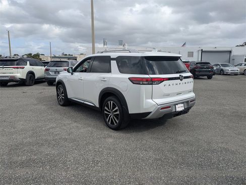 New 2025 Nissan Pathfinder Platinum image 5