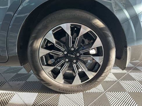 Certified 2024 Kia Carnival EX image 7