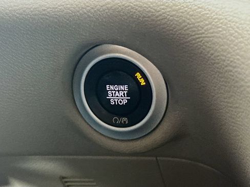 Used 2021 Chrysler Pacifica Touring-L FWD image 27