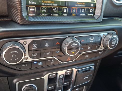 Used 2023 Jeep Wrangler Unlimited Sahara w/ Cold Weather Group AWD/4WD image 16