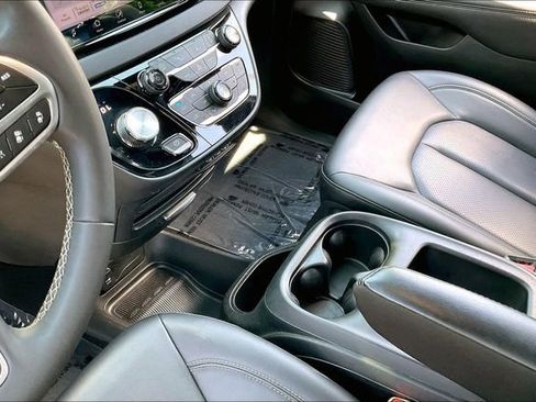 Used 2025 Chrysler Pacifica Select FWD image 13