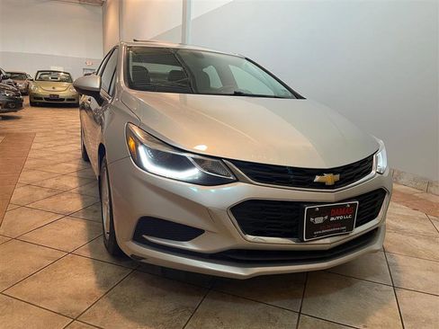 Used 2017 Chevrolet Cruze LT image 7