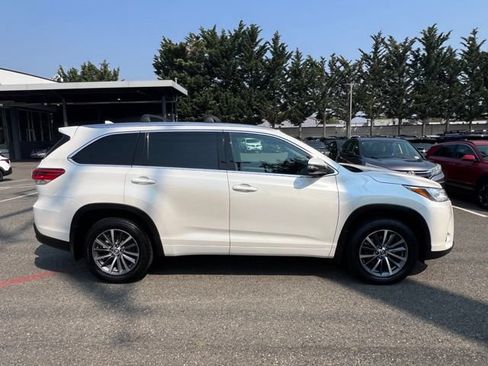 Used 2017 Toyota Highlander XLE w/ Carpet Mat Package AWD/4WD image 6