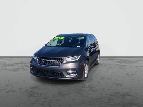 Used 2023 Chrysler Pacifica Touring-L FWD image 3