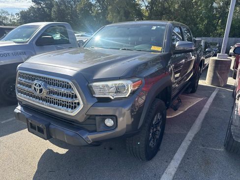 Used 2017 Toyota Tacoma TRD Off-Road w/ Tow Package RWD image 2