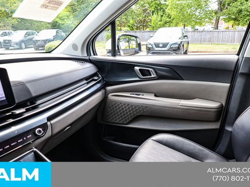 Used 2025 Kia Carnival FWD image 39