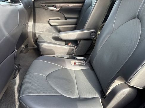 Used 2022 Toyota Highlander Limited FWD image 19