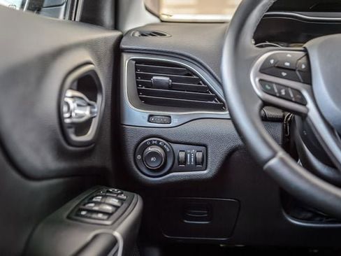 Used 2019 Jeep Cherokee Latitude Plus FWD image 26