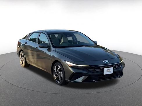 Used 2025 Hyundai Elantra Limited image 3