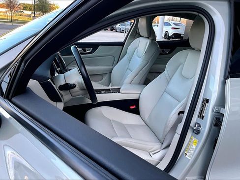 Used 2020 Volvo S60 T5 Momentum image 7