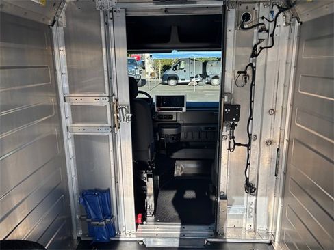 Used 2024 Chevrolet Brightdrop 400 w/ Commercial Equipment Package image 33