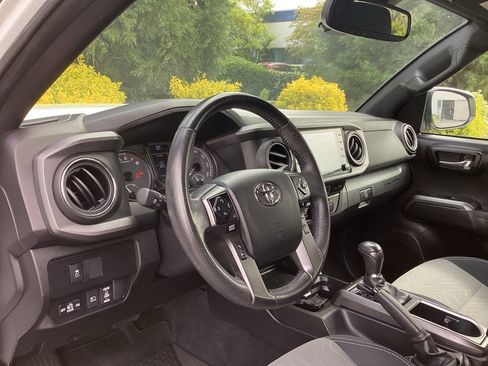 Used 2022 Toyota Tacoma TRD Off-Road w/ Technology Package AWD/4WD image 12