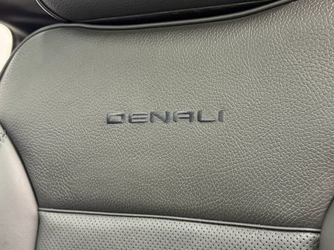 Used 2022 GMC Yukon XL Denali AWD/4WD image 14