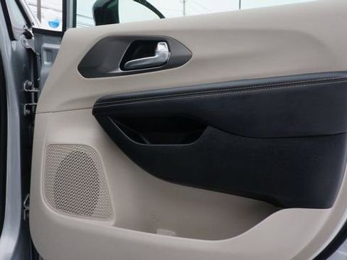 Used 2024 Chrysler Pacifica Touring-L image 65