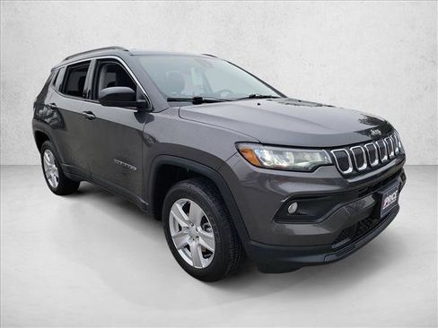 Used 2022 Jeep Compass Latitude image 3