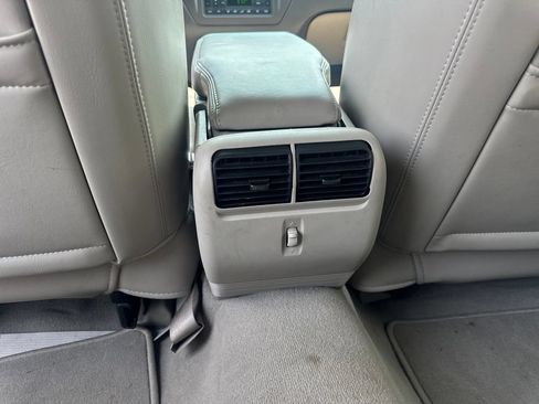 Used 2008 Lincoln Town Car Signature Limited RWD image 19