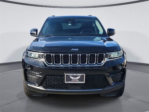 Used 2023 Jeep Grand Cherokee Laredo X image 2