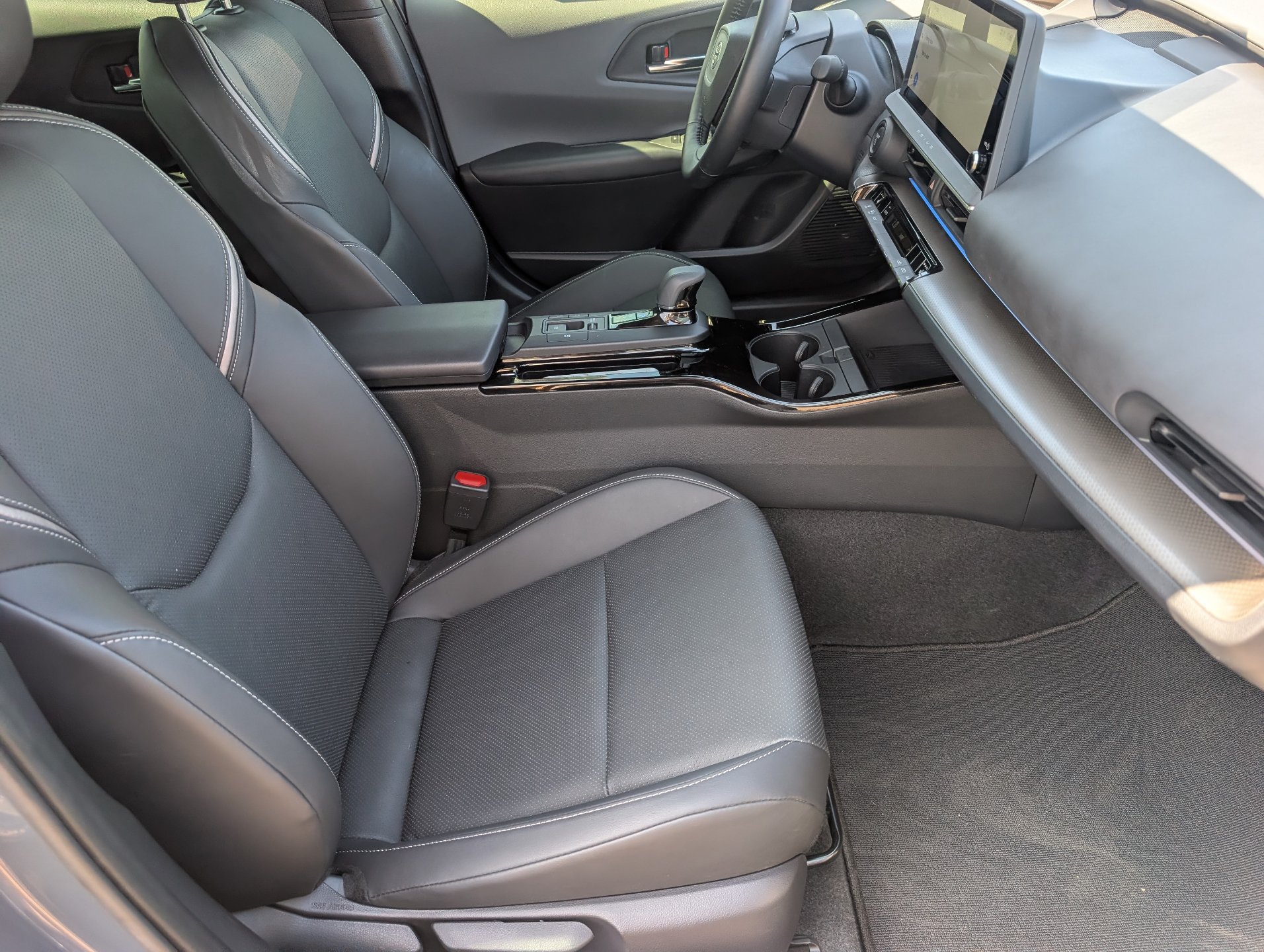 Used 2024 Toyota Prius XLE FWD image 12