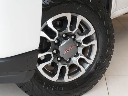 Used 2022 GMC Sierra 2500 AT4 AWD/4WD image 2