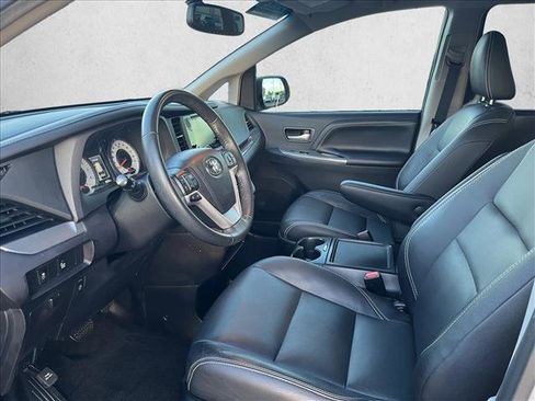 Used 2017 Toyota Sienna SE image 9