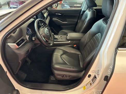 Used 2022 Toyota Highlander XLE AWD/4WD image 10