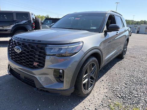 Used 2025 Ford Explorer ST AWD/4WD image 10