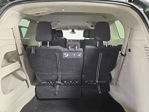 Used 2017 Chrysler Pacifica LX FWD image 31
