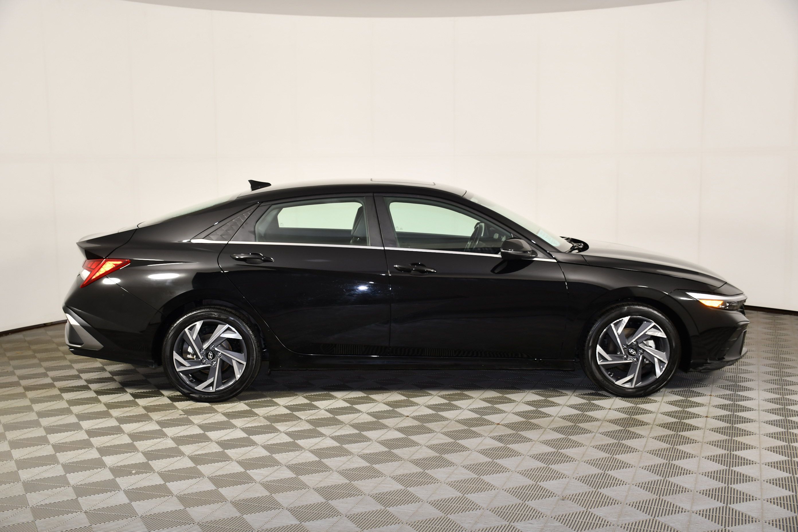 Used 2025 Hyundai Elantra Limited FWD image 4