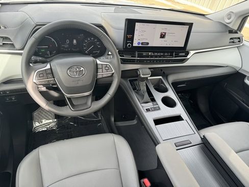 Used 2025 Toyota Sienna XLE image 10
