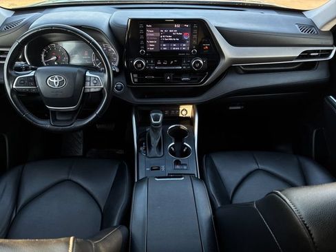 Used 2022 Toyota Highlander XLE FWD image 9