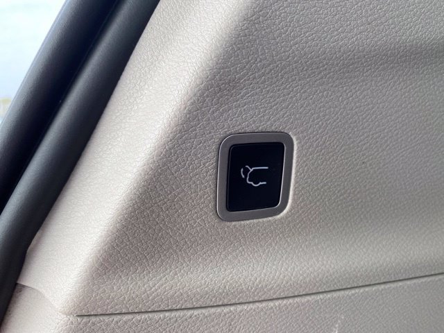 Used 2024 Chrysler Pacifica Touring-L FWD image 6