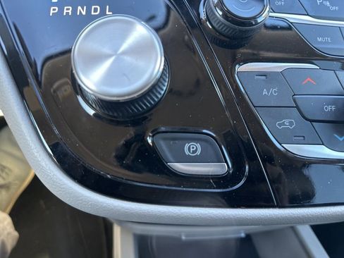 Used 2023 Chrysler Pacifica Touring-L image 19