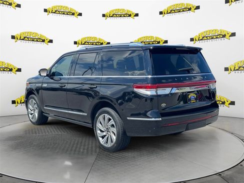 Used 2024 Lincoln Navigator Premiere image 3
