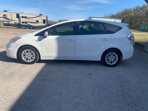 Used 2014 Toyota Prius V Five image 2