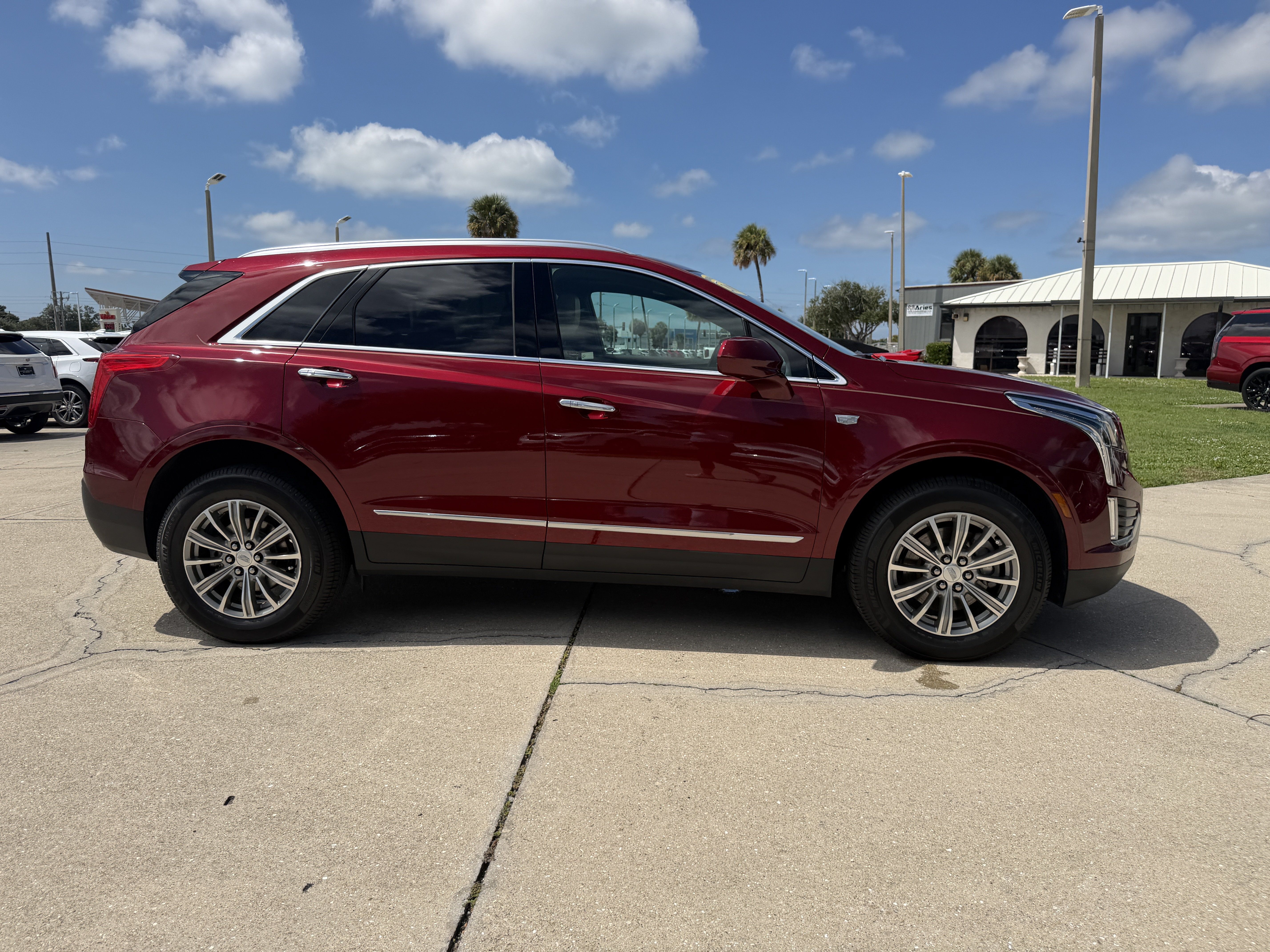 Used 2017 Cadillac XT5 Luxury w/ Driver Awareness Package FWD image 2