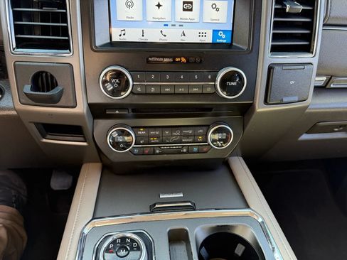 Used 2018 Ford Expedition XLT w/ Equipment Group 202A RWD image 28