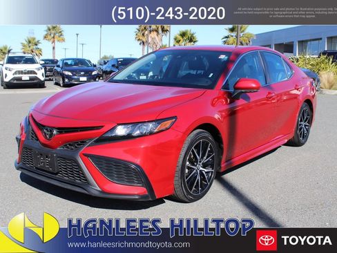 Used 2024 Toyota Camry SE image 3