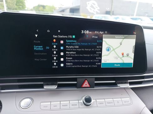 Used 2025 Hyundai Elantra Limited image 23