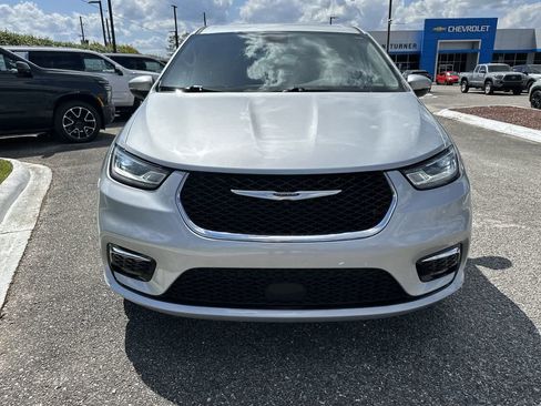 Used 2023 Chrysler Pacifica Touring-L image 3