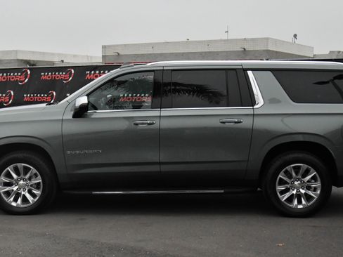 Used 2023 Chevrolet Suburban Premier image 4
