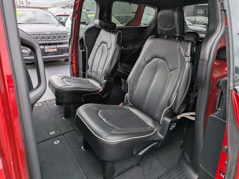 Used 2025 Chrysler Pacifica Limited FWD image 19