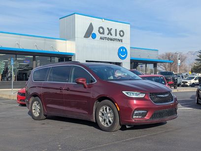 Used 2021 Chrysler Pacifica Touring w/ Uconnect Theater Family Group
