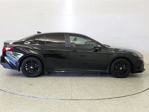 Used 2025 Toyota Camry SE FWD image 9