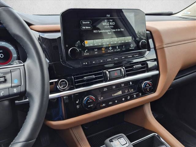 Used 2024 Nissan Pathfinder Platinum FWD image 11