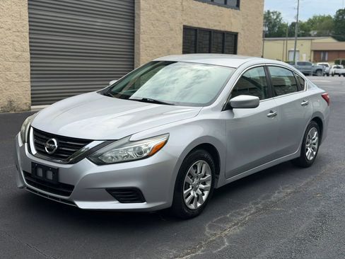 Used 2016 Nissan Altima 2.5 S w/ Power Driver Seat Package FWD image 2