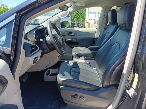 Used 2024 Chrysler Pacifica Touring-L FWD image 14